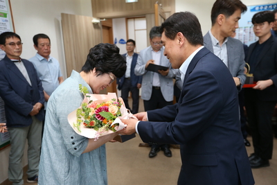정년퇴직예정자공로패전달(8).JPG