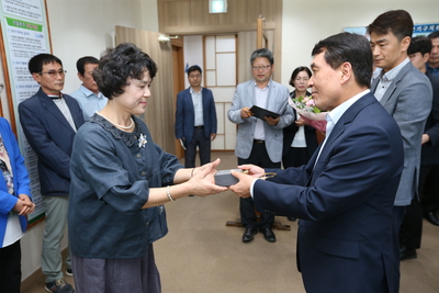 정년퇴직예정자공로패전달(10).JPG