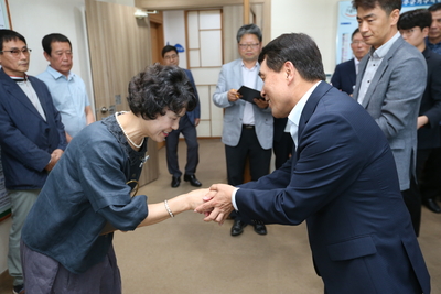 정년퇴직예정자공로패전달(11).JPG