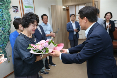 정년퇴직예정자공로패전달(12).JPG