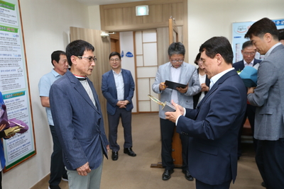정년퇴직예정자공로패전달(17).JPG