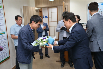 정년퇴직예정자공로패전달(20).JPG