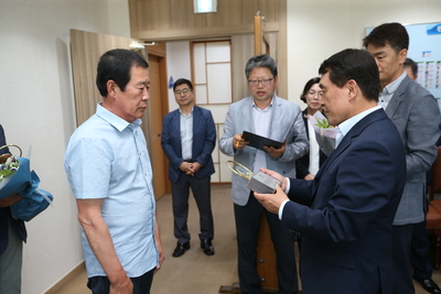 정년퇴직예정자공로패전달(21).JPG