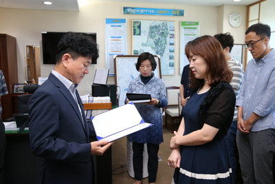 민원처리기간단축마일리지우수공무원표창장수여(2).JPG