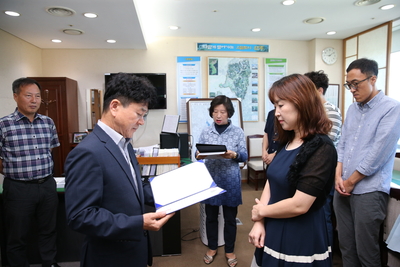 민원처리기간단축마일리지우수공무원표창장수여(1).JPG