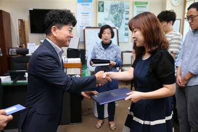 민원처리기간단축마일리지우수공무원표창장수여(4).JPG