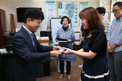 민원처리기간단축마일리지우수공무원표창장수여(5).JPG
