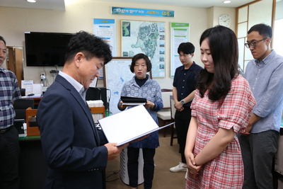 민원처리기간단축마일리지우수공무원표창장수여(6).JPG