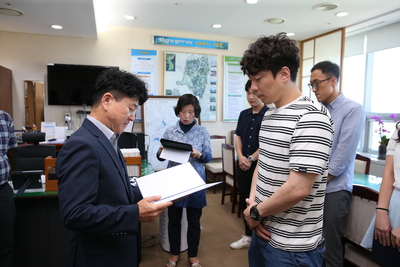 민원처리기간단축마일리지우수공무원표창장수여(14).JPG