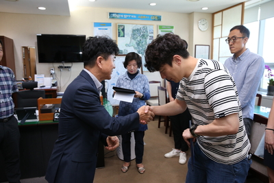 민원처리기간단축마일리지우수공무원표창장수여(16).JPG
