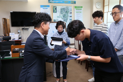 민원처리기간단축마일리지우수공무원표창장수여(19).JPG