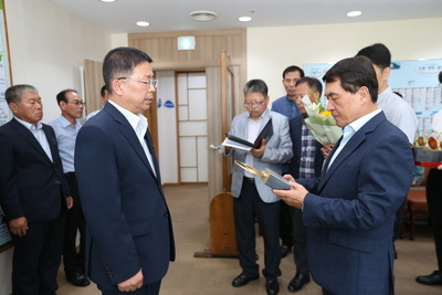 공로연수대상자공로패전달(1).JPG