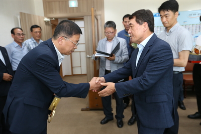 공로연수대상자공로패전달(3).JPG