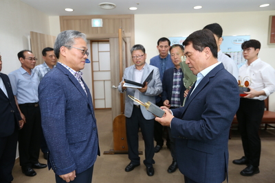 공로연수대상자공로패전달(5).JPG