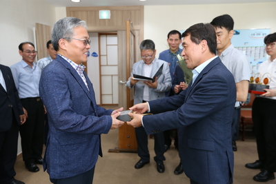 공로연수대상자공로패전달(6).JPG