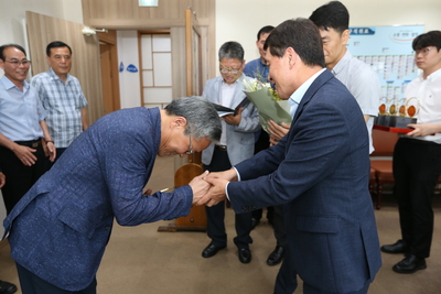 공로연수대상자공로패전달(7).JPG