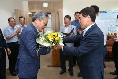 공로연수대상자공로패전달(8).JPG