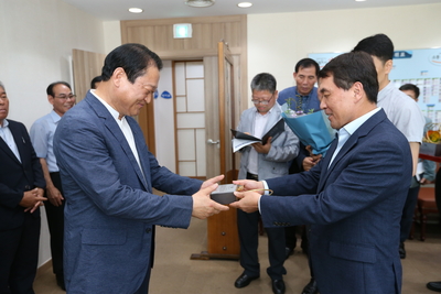 공로연수대상자공로패전달(10).JPG