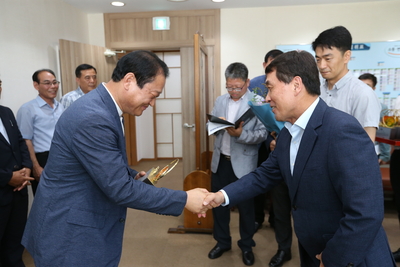 공로연수대상자공로패전달(11).JPG