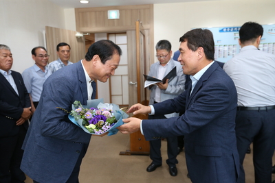 공로연수대상자공로패전달(12).JPG