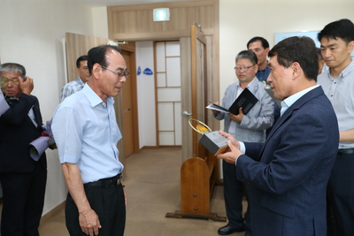 공로연수대상자공로패전달(21).JPG