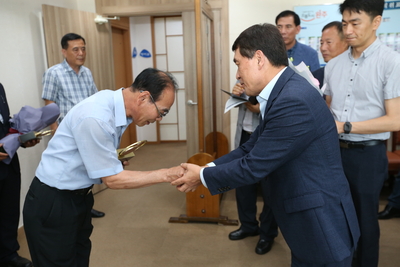 공로연수대상자공로패전달(23).JPG