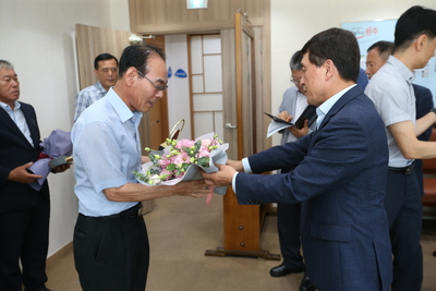 공로연수대상자공로패전달(24).JPG