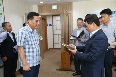 공로연수대상자공로패전달(25).JPG