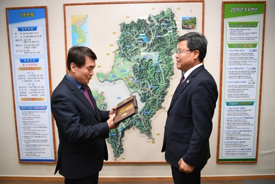 명예군민증수여식(22).JPG
