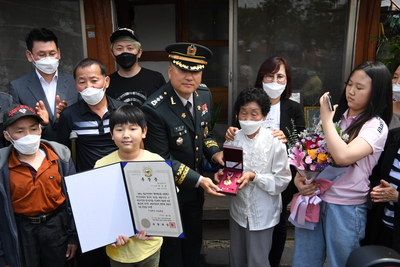 6,25참전용사유공자화랑무공훈장전수식(6).JPG