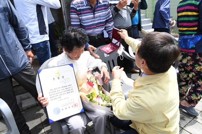 6,25참전용사유공자화랑무공훈장전수식(13).JPG