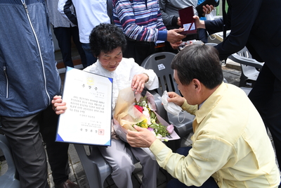 6,25참전용사유공자화랑무공훈장전수식(14).JPG