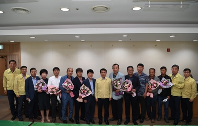 2020상반기정년(명예)퇴직자공로패수여(23).JPG