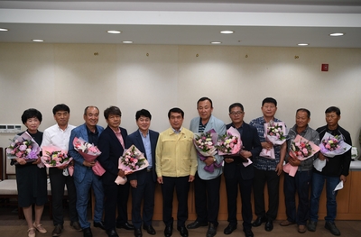 2020상반기정년(명예)퇴직자공로패수여(22).JPG
