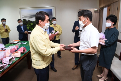 2020상반기정년(명예)퇴직자공로패수여(4).JPG