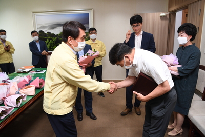 2020상반기정년(명예)퇴직자공로패수여(5).JPG