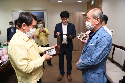 2020상반기정년(명예)퇴직자공로패수여(6).JPG