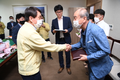 2020상반기정년(명예)퇴직자공로패수여(7).JPG