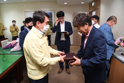 2020상반기정년(명예)퇴직자공로패수여(8).JPG