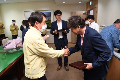 2020상반기정년(명예)퇴직자공로패수여(9).JPG