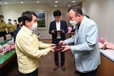 2020상반기정년(명예)퇴직자공로패수여(10).JPG