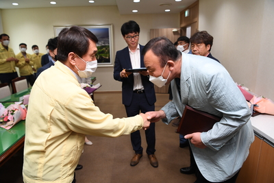 2020상반기정년(명예)퇴직자공로패수여(11).JPG