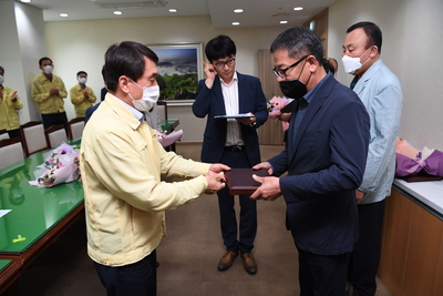2020상반기정년(명예)퇴직자공로패수여(13).JPG