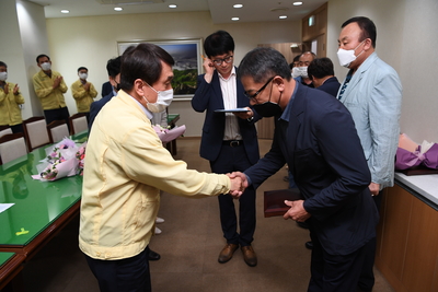 2020상반기정년(명예)퇴직자공로패수여(14).JPG