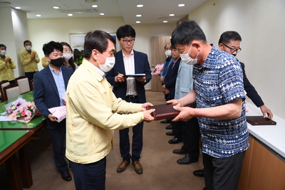 2020상반기정년(명예)퇴직자공로패수여(15).JPG