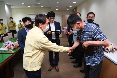 2020상반기정년(명예)퇴직자공로패수여(16).JPG