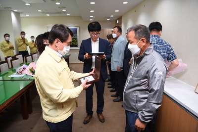 2020상반기정년(명예)퇴직자공로패수여(17).JPG