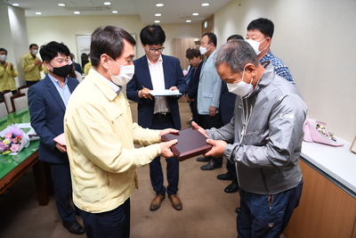 2020상반기정년(명예)퇴직자공로패수여(18).JPG