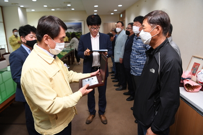 2020상반기정년(명예)퇴직자공로패수여(19).JPG