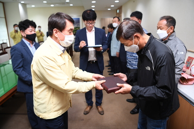 2020상반기정년(명예)퇴직자공로패수여(20).JPG
